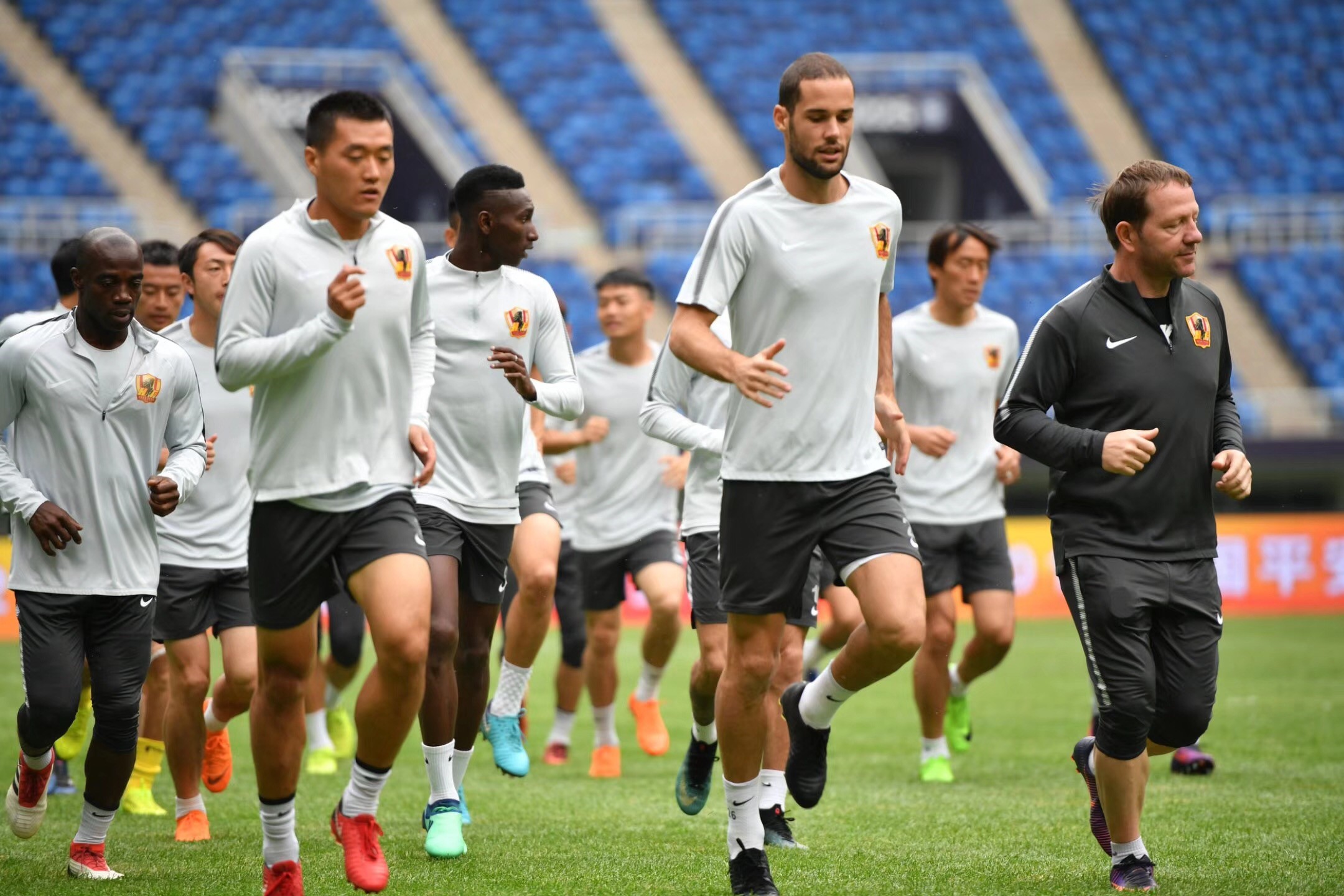 爱游戏-冲刺阶段上海久事远射贴柱：欧联节点到来，压力陡增，赛程密集仍需轮换