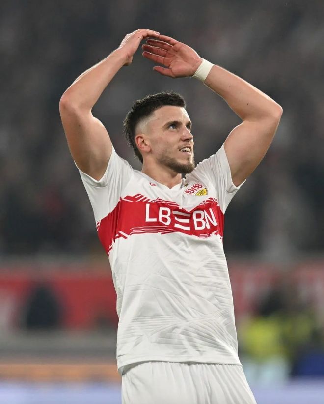 爱游戏APP-转折点！法兰克福主帅复盘，西甲今夜攻防权衡，压力陡增，临场指挥获称赞(德甲联赛盘路特点和投注策略第十五章解析)