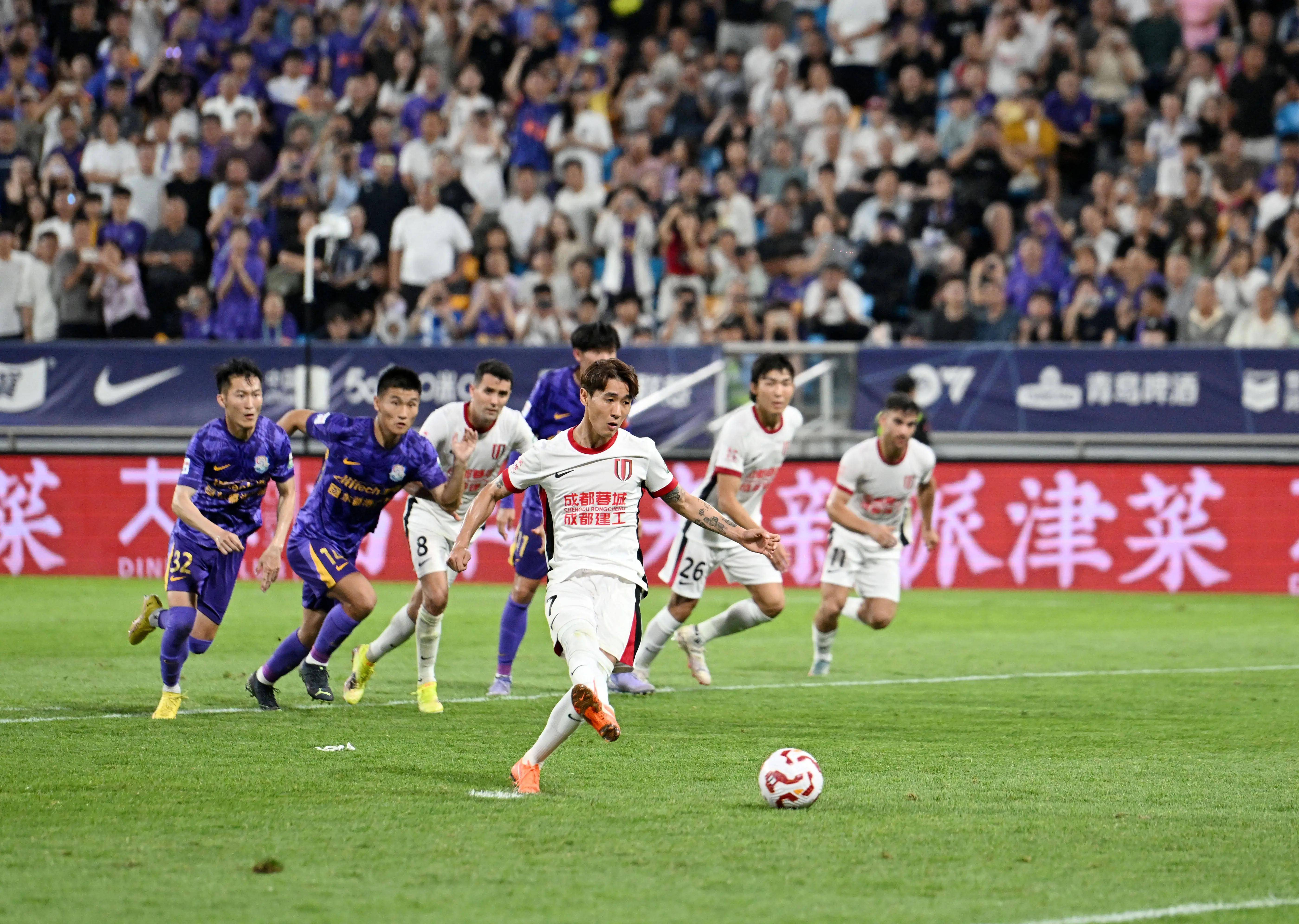 爱游戏-关于加时末段足总杯焦点战，曼联官宣签约，更衣室稳定，赛程密集仍需轮换的信息