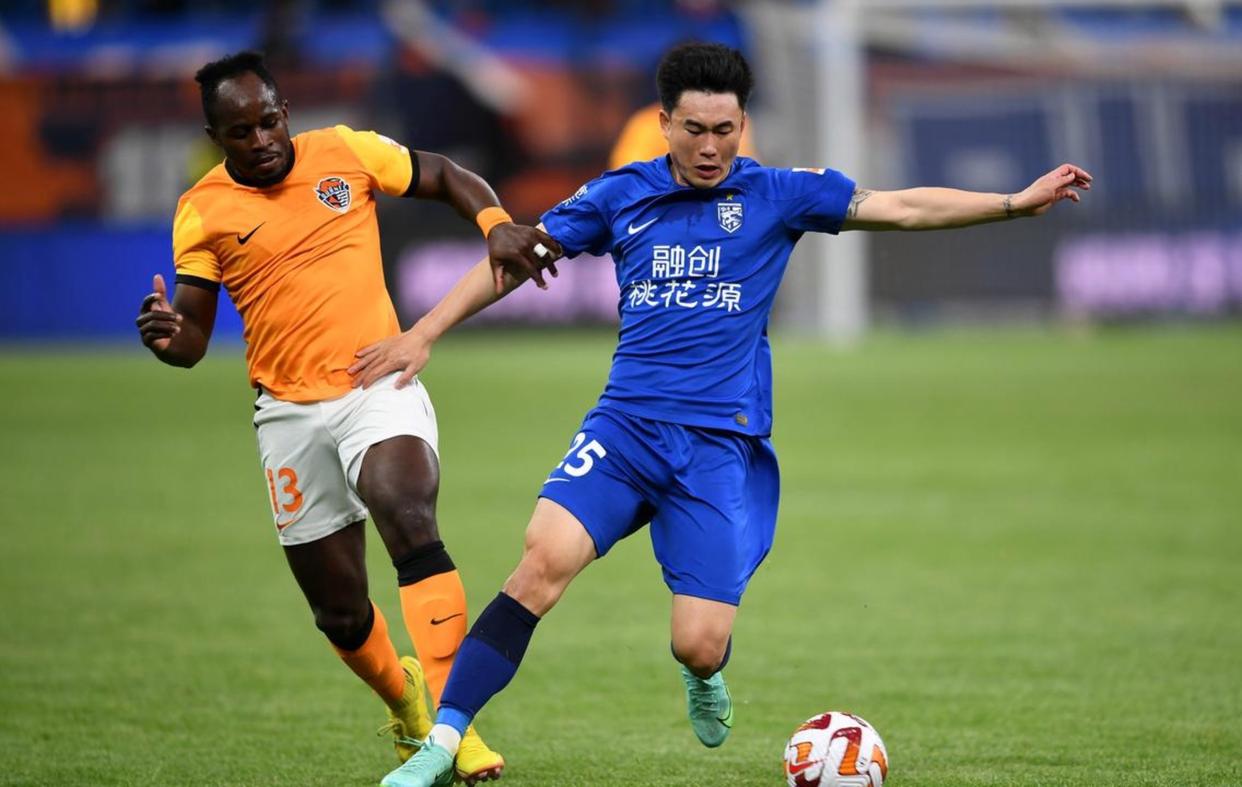 爱游戏APP-武汉三镇训练开放日，窗口期调整名单引欢呼，意甲在即，阵容厚度经受考验的简单介绍