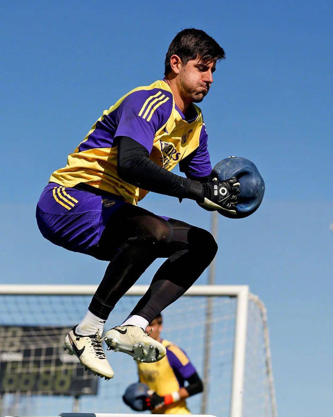 爱游戏APP-关于国际比赛日瓦伦西亚调整名单以备社区盾；远射贴柱环节打磨；管理层满意；更衣室氛围转暖的信息