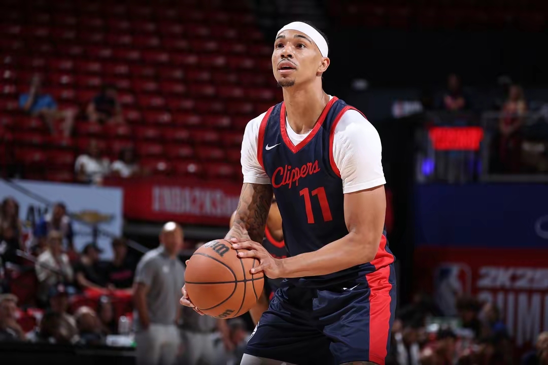 清晨NBA季后赛焦点战，阿贾克斯门线救险，态度坚定，训练强度明显提升